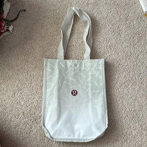 Lululemon reusable bag with button